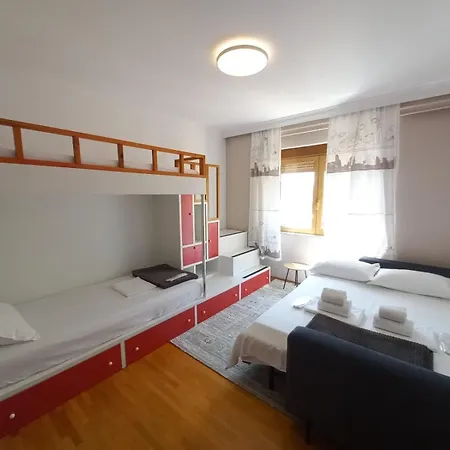 Lovely 3 Bedroom Across Tanners' Bridge, Sleeps 8 * Тирана