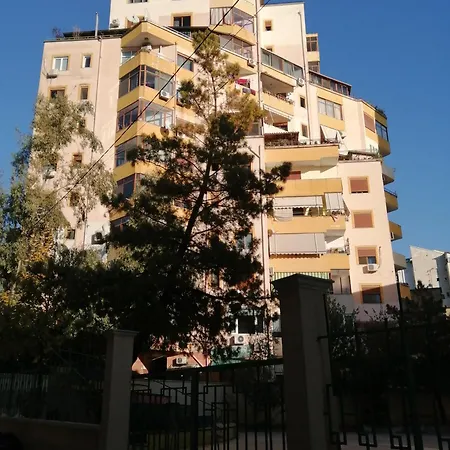 アパート Rare Spacious 3br - ティラナ