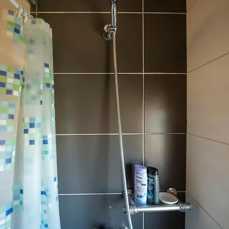 Apartment Lovely 3 Bedroom Across Tanners' Bridge, Sleeps 8 Tirana