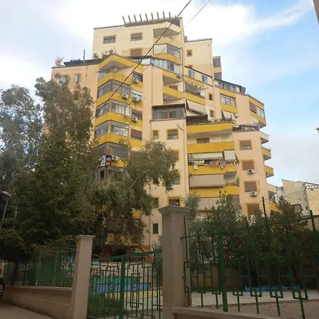 Lovely 3 Bedroom Across Tanners' Bridge, Sleeps 8 Apartment