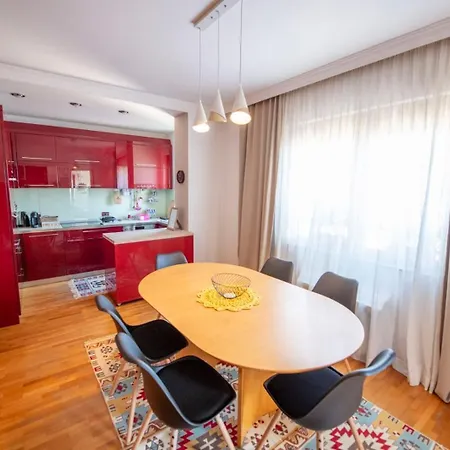 Lovely 3 Bedroom Across Tanners' Bridge, Sleeps 8