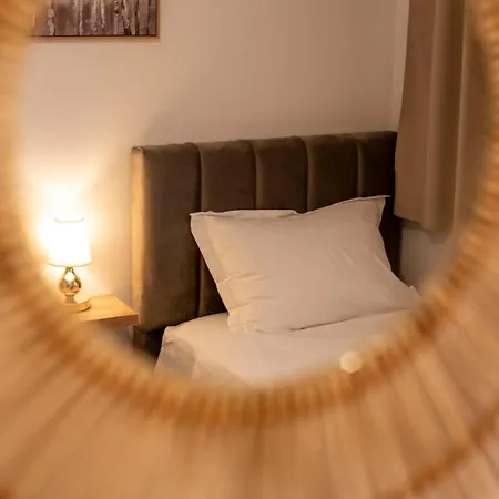 Apartment Lovely 3 Bedroom Across Tanners' Bridge, Sleeps 8 Tirana