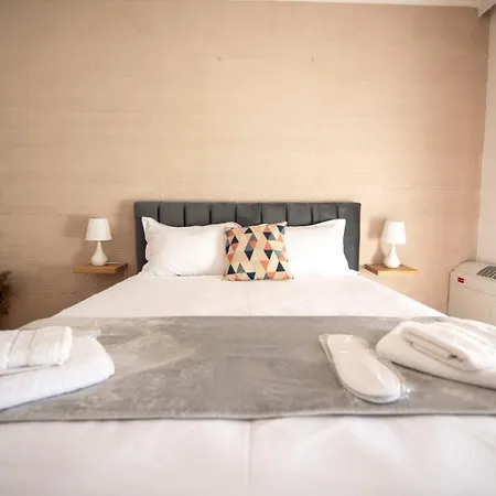 Lovely 3 Bedroom Across Tanners' Bridge, Sleeps 8
