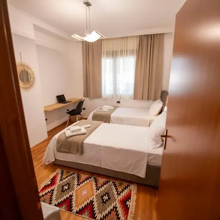 Lovely 3 Bedroom Across Tanners' Bridge, Sleeps 8 * Tirana