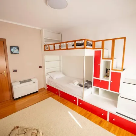 Lovely 3 Bedroom Across Tanners' Bridge, Sleeps 8