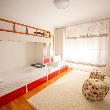 Lovely 3 Bedroom Across Tanners' Bridge, Sleeps 8 Apartment