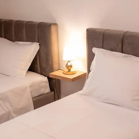 Apartment Lovely 3 Bedroom Across Tanners' Bridge, Sleeps 8 Tirana