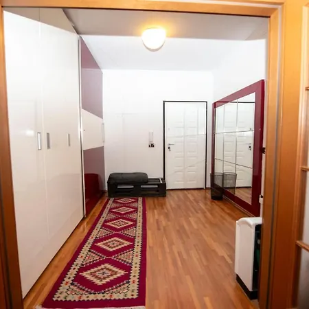 Lovely 3 Bedroom Across Tanners' Bridge, Sleeps 8 * Tirana