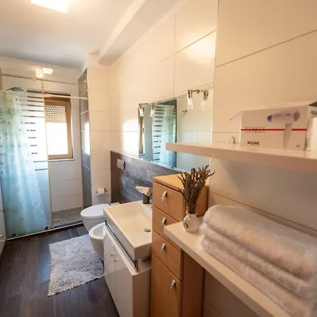 Lovely 3 Bedroom Across Tanners' Bridge, Sleeps 8 * Tirana