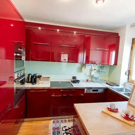 Apartment Lovely 3 Bedroom Across Tanners' Bridge, Sleeps 8 Tirana