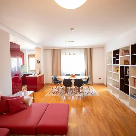 Lovely 3 Bedroom Across Tanners' Bridge, Sleeps 8 Apartment Tirana