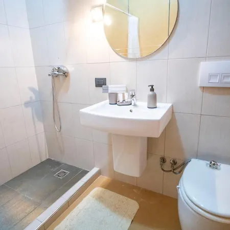 Lovely 3 Bedroom Across Tanners' Bridge, Sleeps 8