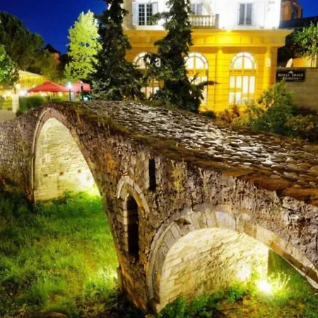 Lovely 3 Bedroom Across Tanners' Bridge, Sleeps 8 Tirana