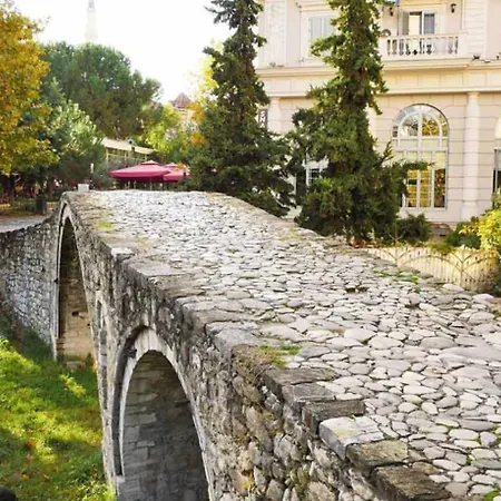 Lovely 3 Bedroom Across Tanners' Bridge, Sleeps 8 Apartment Tirana
