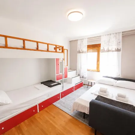 アパート Rare Spacious 3br - ティラナ
