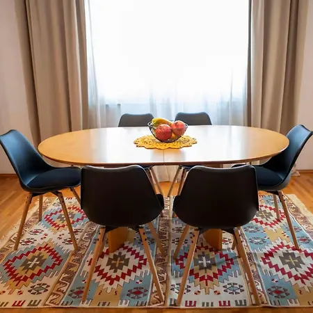 アパート Rare Spacious 3br - ティラナ